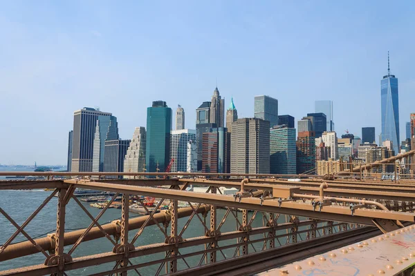 Paisaje urbano del Bajo Manhattan desde Brooklyn bridge, Nueva York, Estados Unidos — Foto de Stock