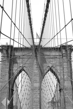 Brooklyn Köprüsü'nün gökyüzü siyah ve beyaz karşı