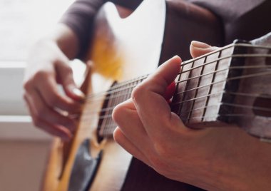 eller kadın'ın akustik gitar çalmak