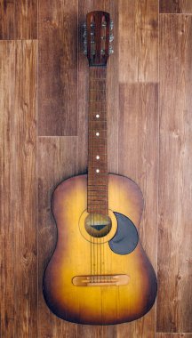 Ahşap arka planda akustik gitar