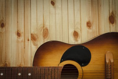Ahşap arka planda dinlenen akustik gitar 