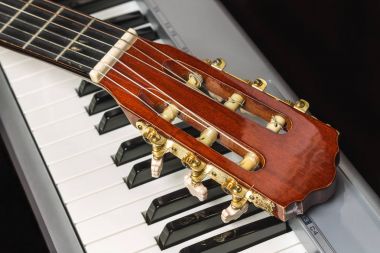 Gitar sap kafası piyano klavye