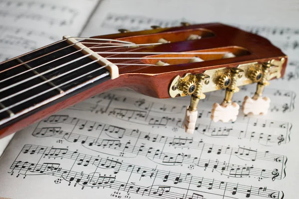 Cabeçalho de guitarra em partituras — Fotografia de Stock