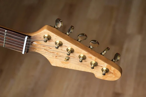 Elektro gitar sap kafası, yakın