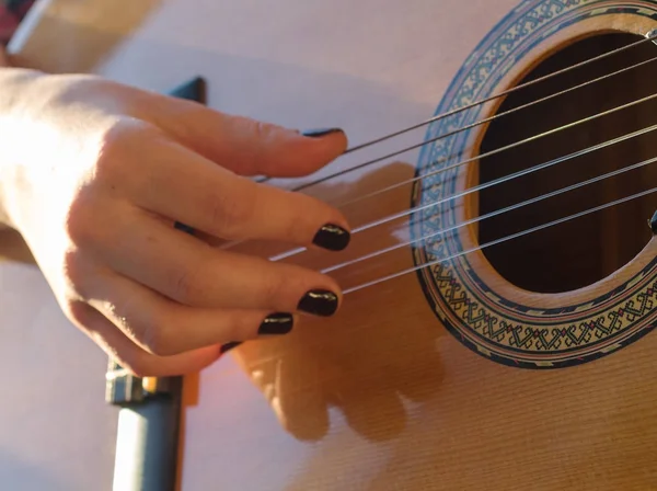 eller kadın'ın akustik gitar çalmak