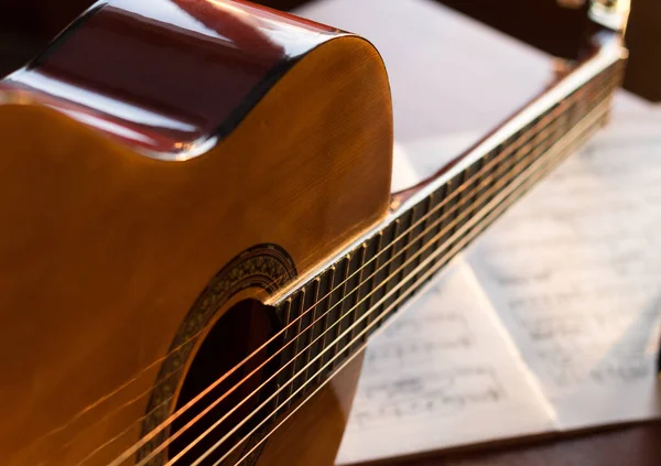 Guitarra clásica en notas musicales — Foto de Stock