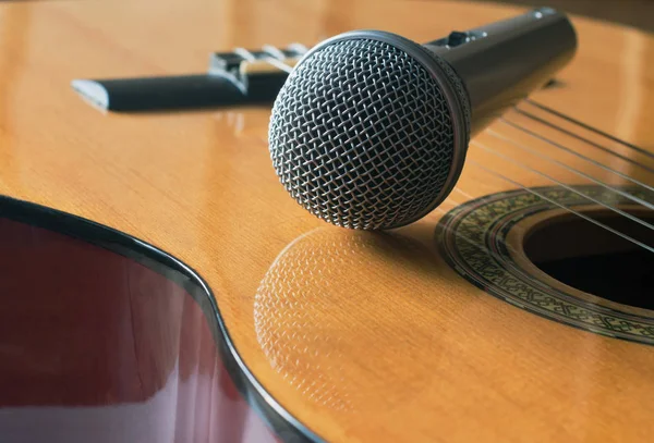 Detalle de guitarra clásica y microfone — Foto de Stock