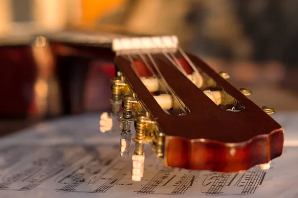 Cabeza de guitarra en notas de música antigua — Foto de Stock