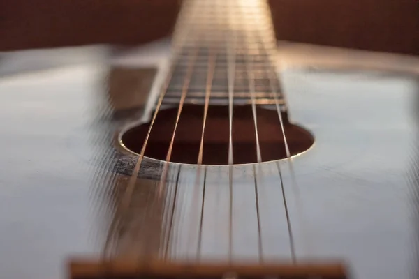 Detalle de guitarra clásica con profundidad superficial — Foto de Stock