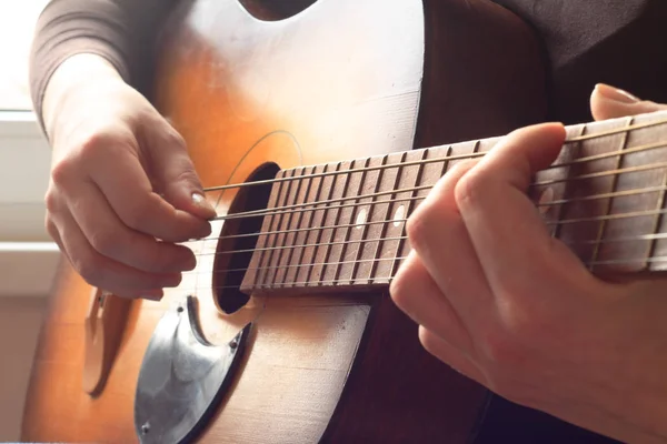 Manos de mujer tocando la guitarra acústica — Foto de Stock