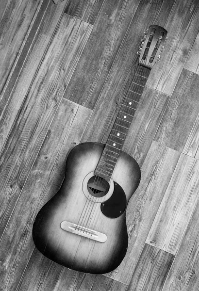 Ahşap arka planda dinlenen akustik gitar
