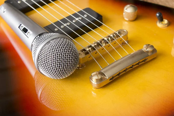 Guitarra eléctrica Detalle, enfoque en micrófono y cuerdas . — Foto de Stock
