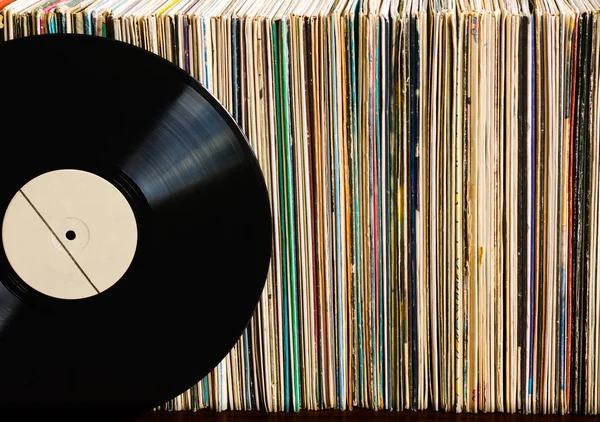 Vinyl record op een verzameling van albums — Stockfoto