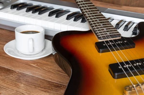 Guitarra eléctrica, piano y capuchón de café — Foto de Stock