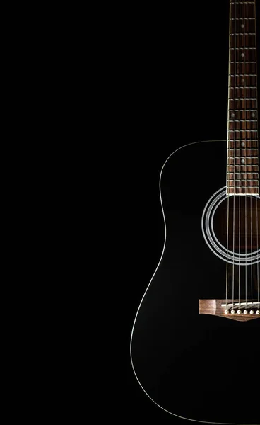 Guitarra negra clásica sobre fondo negro — Foto de Stock