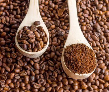 Fasulye ve çekilmiş kahve ile iki kaşık
