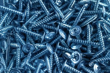 Vidaları ve tahta vidaları vurarak.