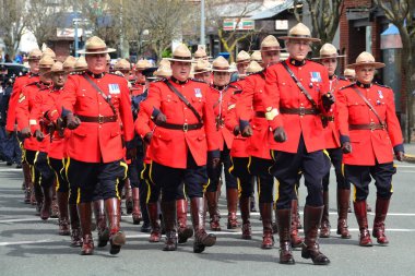 Victoria Bc, Kanada, 19 Nisan'da düşmüş bir memuru onuruna kilise için büyük bir uyum içinde 2018.Rcmp memurları yürüyüş.