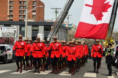 Victoria Bc, Kanada, 19 Nisan'da düşmüş bir memuru onuruna kilise için büyük bir uyum içinde 2018.Rcmp memurları yürüyüş.
