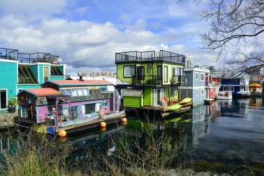 Fisherman's Wharf, Victoria Bc Canada, 25 Mart 2018.Colorful binalar ve işletmeler süslüyor Fisherman's Wharf iskelede Victoria Victoria Bc.Come keşfetmek ve Fisherman's Wharf keyfini çıkarın.