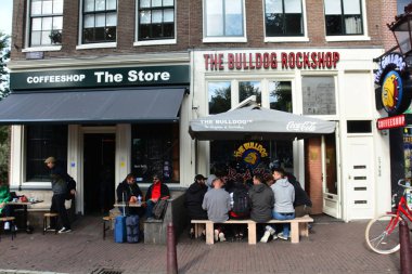Amsterdam Hollanda 'daki ikonik kahve dükkanları dinlenmek ve sebze yemek içindir..