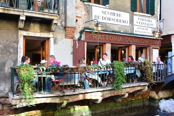 Menschen Beim Mittagessen Einem Restaurant Venedig Italien Buon Appetito — Stockfoto