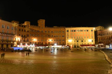 Siena İtalya 'nın ünlü Il Campo' su. İnsanlar Siena 'nın dünyaca ünlü Il Campo' sunun tadını çıkarıyor. Gel ve Siena 'yı keşfet..