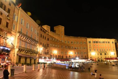 Siena İtalya 'nın ünlü Il Campo' su. İnsanlar Siena 'nın dünyaca ünlü Il Campo' sunun tadını çıkarıyor. Gel ve Siena 'yı keşfet..