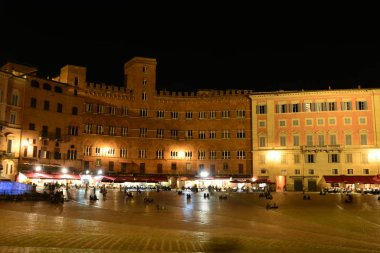 Siena İtalya 'nın ünlü Il Campo' su. İnsanlar Siena 'nın dünyaca ünlü Il Campo' sunun tadını çıkarıyor. Gel ve Siena 'yı keşfet..