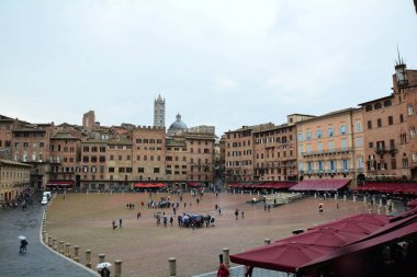 Siena İtalya 'nın dünyaca ünlü Il Campo Meydanı yerel halk ve turistler için bir buluşma yeri.