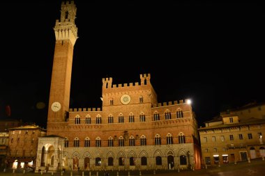 Siena İtalya 'nın ünlü Il Campo' su. İnsanlar Siena 'nın dünyaca ünlü Il Campo' sunun tadını çıkarıyor. Gel ve Siena 'yı keşfet..