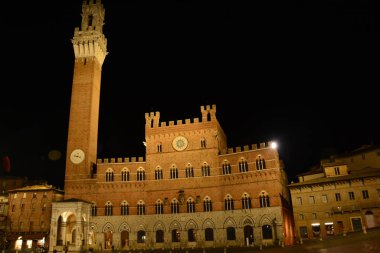 Siena İtalya 'nın ünlü Il Campo' su. İnsanlar Siena 'nın dünyaca ünlü Il Campo' sunun tadını çıkarıyor. Gel ve Siena 'yı keşfet..