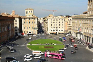 Piazza Venezia Roma 'nın ünlü döner kavşağı. Döner kavşak Vittorio Emanuele anıtının tam önünde..