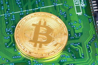 bitcoin metalik sikke üzerinde yeşil elektronik pano portre vurdu