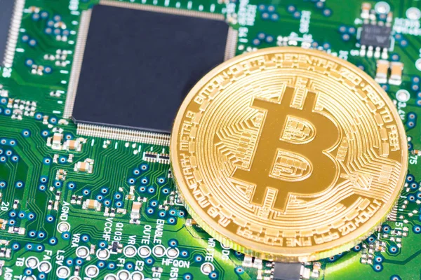 Papan sirkuit hijau dengan bitcoin logam koin, cryptocurrency m — Stok Foto