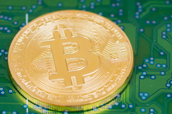 Bitcoin moneda metálica con fondo de placa de circuito verde — Foto de Stock
