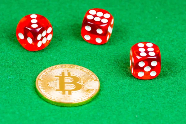 Bitcoin metal koin dengan dadu merah pada kain hijau — Stok Foto