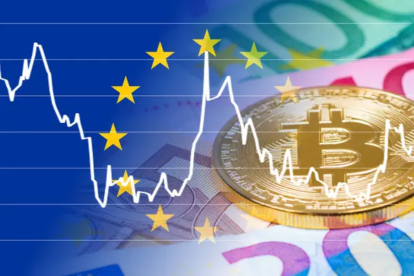 Золотий bitcoin монета з банкноти євро і валюту обміняти ра — стокове фото