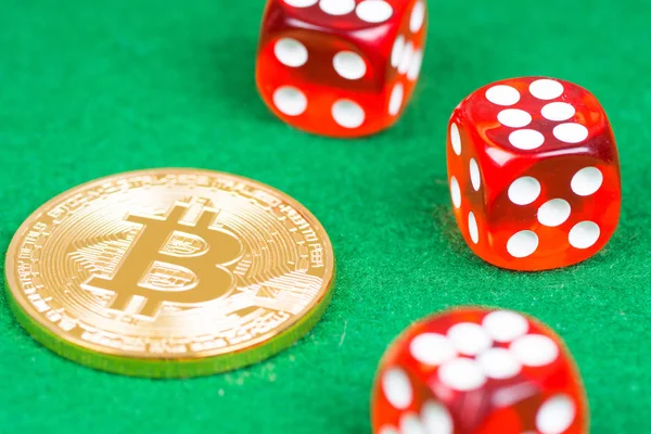 Bitcoin metal koin dengan dadu merah pada kain hijau — Stok Foto