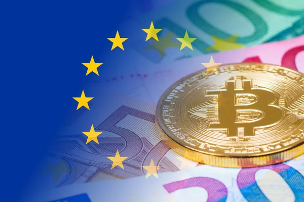 Kovové mince zlaté bitcoin nad eurobankovek s vlajka eu — Stock fotografie