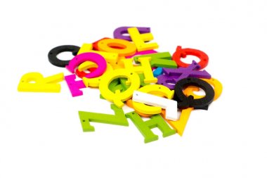 Beyaz arka plan üzerinde izole renkli ahşap harfler