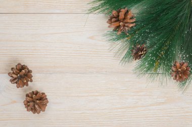 Yeni yıl arka plan, çam dal ve koniler rustik masada