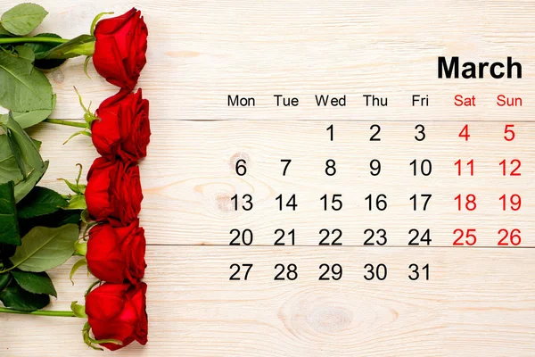 Calendário de março de 2017 com rosas vermelhas na mesa branca — Fotografia de Stock