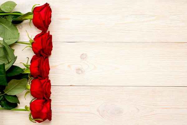 5 rosas vermelhas na linha vertical na mesa branca, pós dia dos namorados — Fotografia de Stock