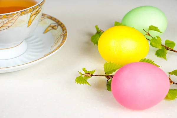 Великодній фон, барвисті яйця з березовими гілками — стокове фото