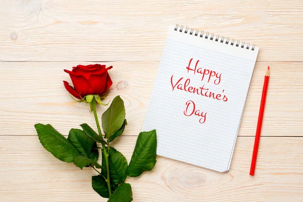 Feliz día de San Valentín saludo con rosa roja en la pestaña de madera blanca —  Fotos de Stock