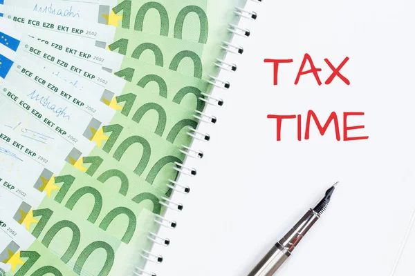 Время уплаты налогов, банкноты 100 евро — стоковое фото