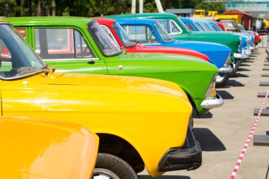 satırdaki Retro renkli otomobil