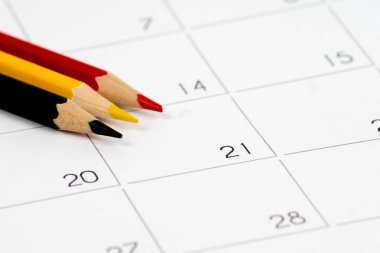 Boş Takvim kılavuzu üzerinde siyah sarı kırmızı kalem