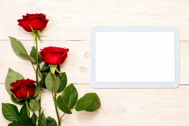 3 kırmızı gül, tablet pc